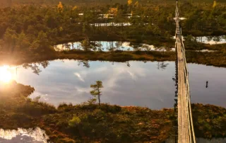 matkarada rabas hommikupäike peegeldumas lauka pinnalt