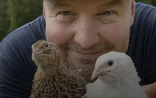 esti Linnukasvatajate Seltsi juhatuse liige Janek Prits koos oma lemmikute, vuttidega. Foto: https://maaleht.delfi.ee/artikkel/94457009/konkurss-aasta-pollumees-selle-talu-oues-uhkeldavad-kuldfaasanid-ja-vutid