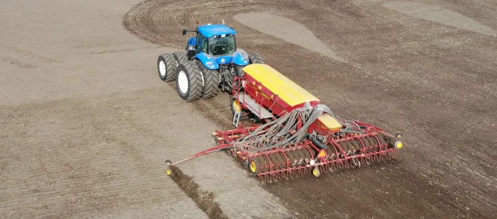 Traktor topeltratastega ja kombikülvik. Foto: Tõnis Kivikas